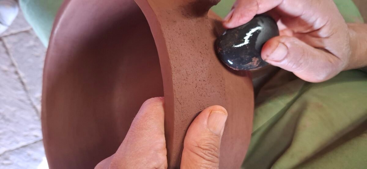 Foto: GOFIO Consulting. Todos los derechos reservados. Bruñido alfarero canario.