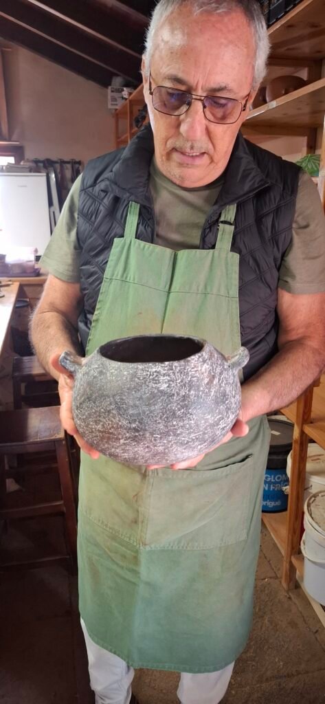 Carlos mostrando la olla chasnera o requemada