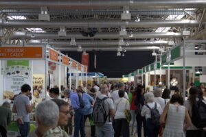 Feria BioCultura Barcelona 2026 con puestos ecológicos y público asistente