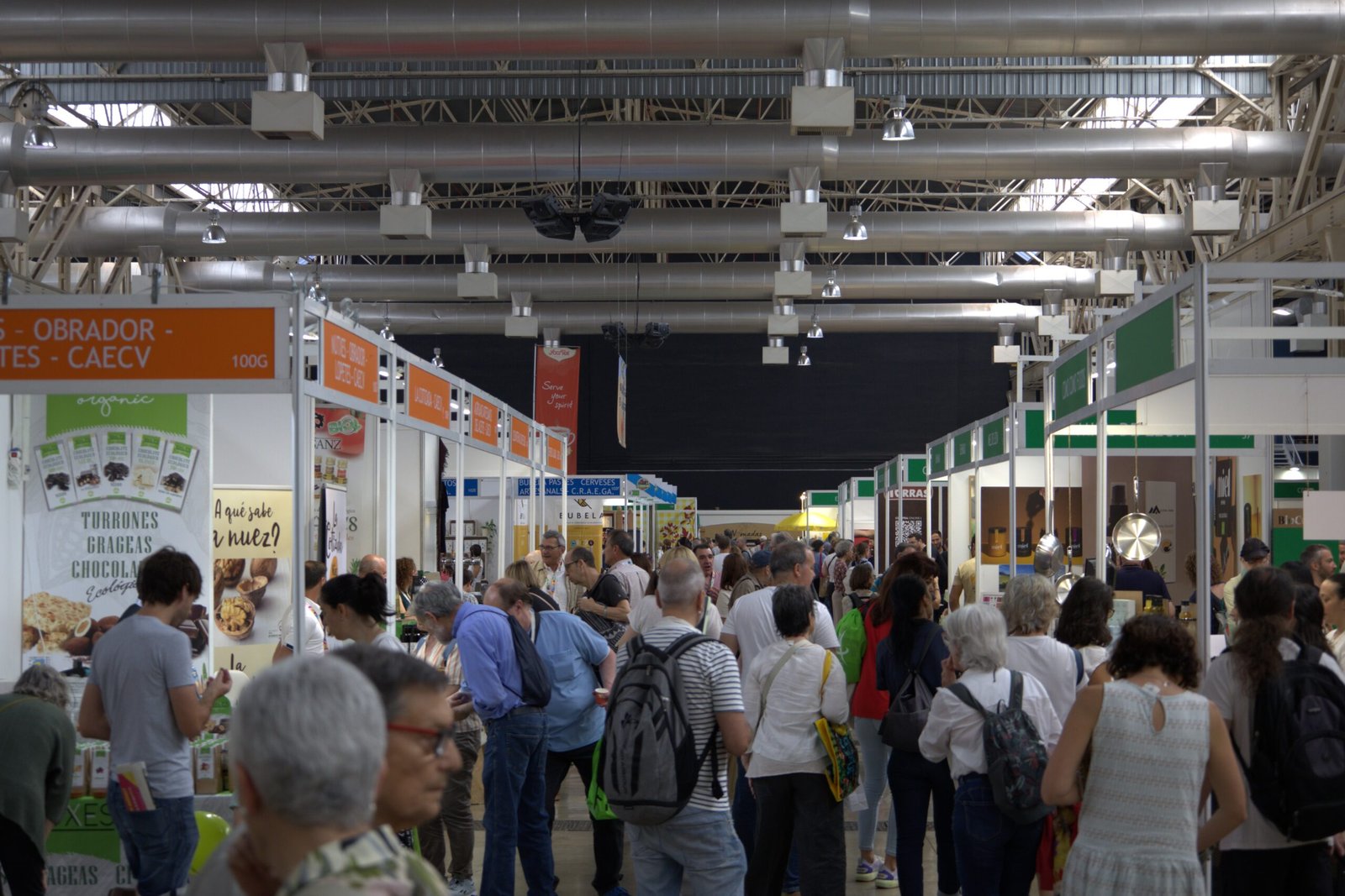 Feria BioCultura Barcelona 2026 con puestos ecológicos y público asistente