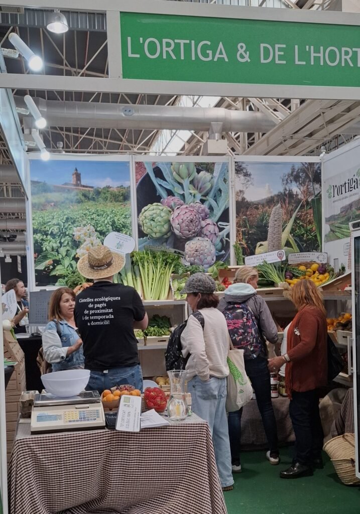 Conversación entre agricultoras visitantes y L'Ortiga Coop , productor presente en BioCultura Barcelona 2026.